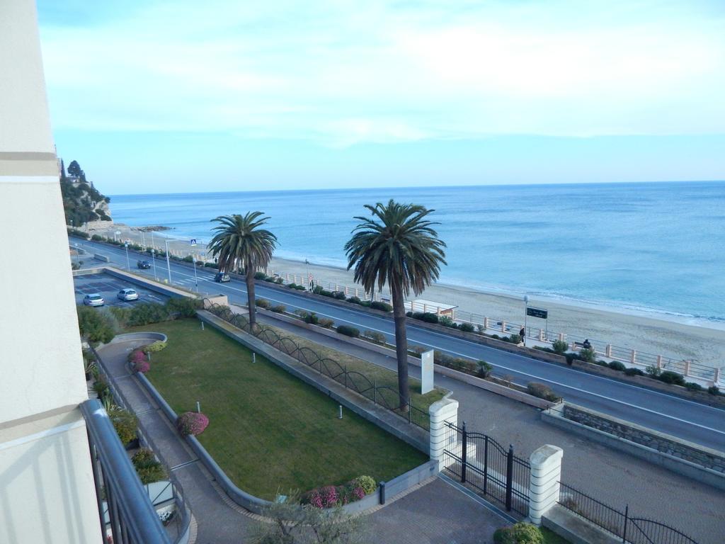 Residence La Perla ฟีนาเลลีกูเร ภายนอก รูปภาพ