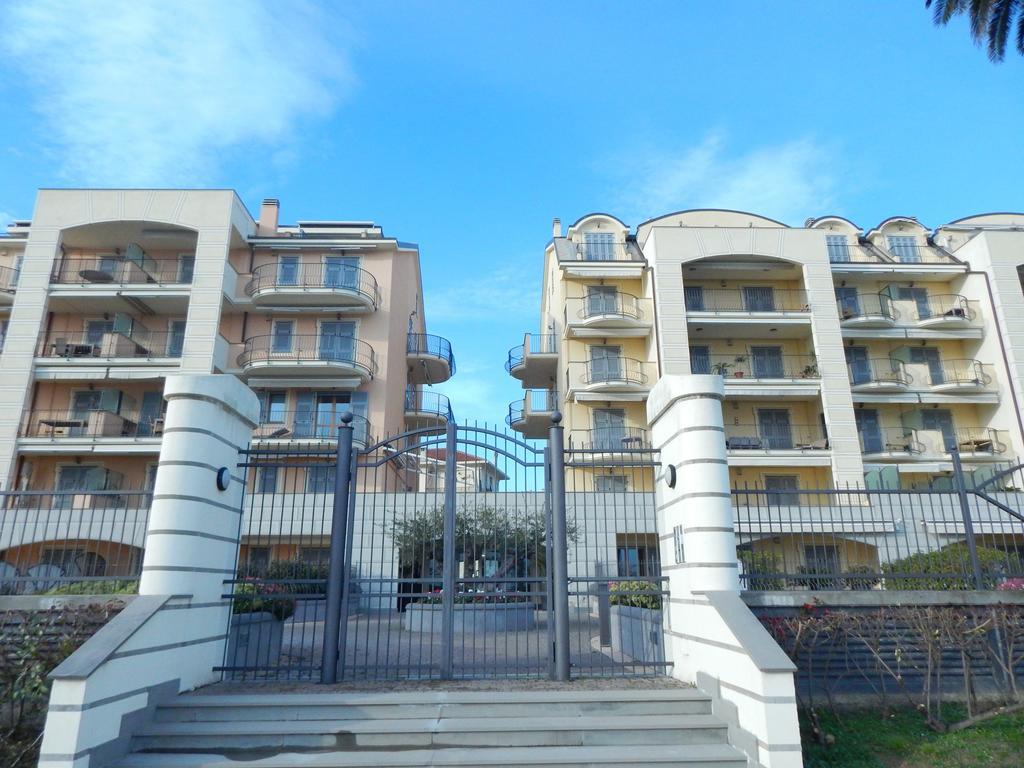 Residence La Perla ฟีนาเลลีกูเร ภายนอก รูปภาพ